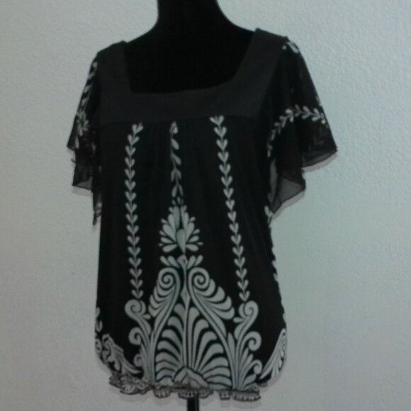 Black and White Floral Short Sleeve Top - Picture 3 of 9